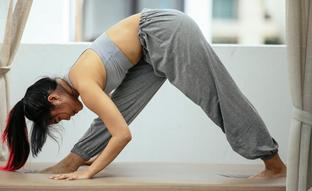 Parsvottanasana, la postura de la pirámide con la que estiras todo el cuerpo, recuperas el equilibrio y mejoras los dolores de espalda y lumbares