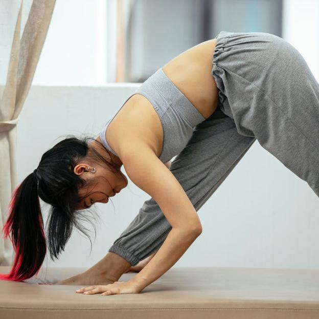 Parsvottanasana, la postura de la pirámide con la que estiras todo el cuerpo, recuperas el equilibrio y mejoras los dolores de espalda y lumbares