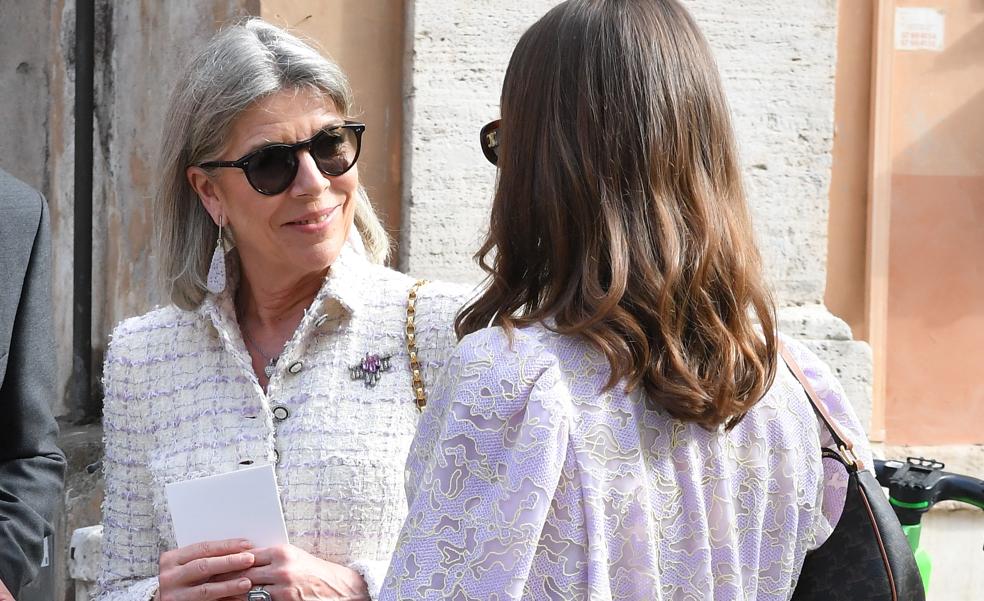 Alexandra de Hannover copia a Carolina de Mónaco: los zapatos de tacón cómodo que han llevado con sus looks de invitada y que puedes comprar en el low cost