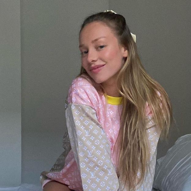 Directamente de los años 80, llegan los scrunchie, el accesorio para el pelo que va a triunfar este verano (y estas influencers lo corroboran)