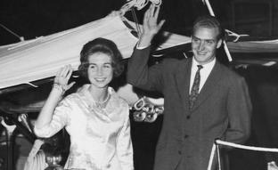 La trágica luna de miel de Juan Carlos I y la reina Sofía: una noche de bodas accidentada, seis meses alrededor del mundo e incertidumbre
