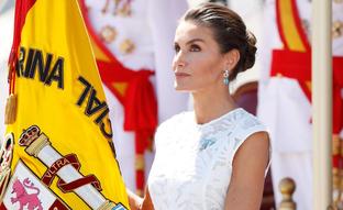 La reina Letizia sorprende con este espectacular vestido de Sfera: blanco, con transparencias y encaje, y muy favorecedor