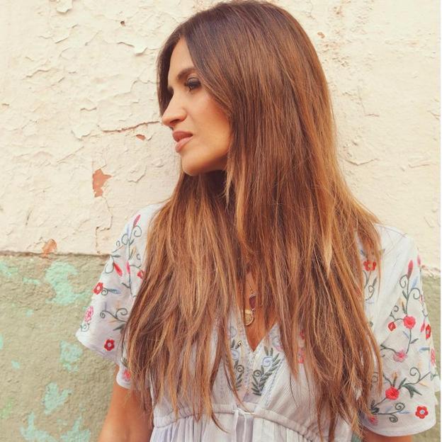 El vestido de Zara de edición limitada más espectacular o las originales sandalias de tacón cómodo bordado: no sabemos qué nos gusta más de este look de verano