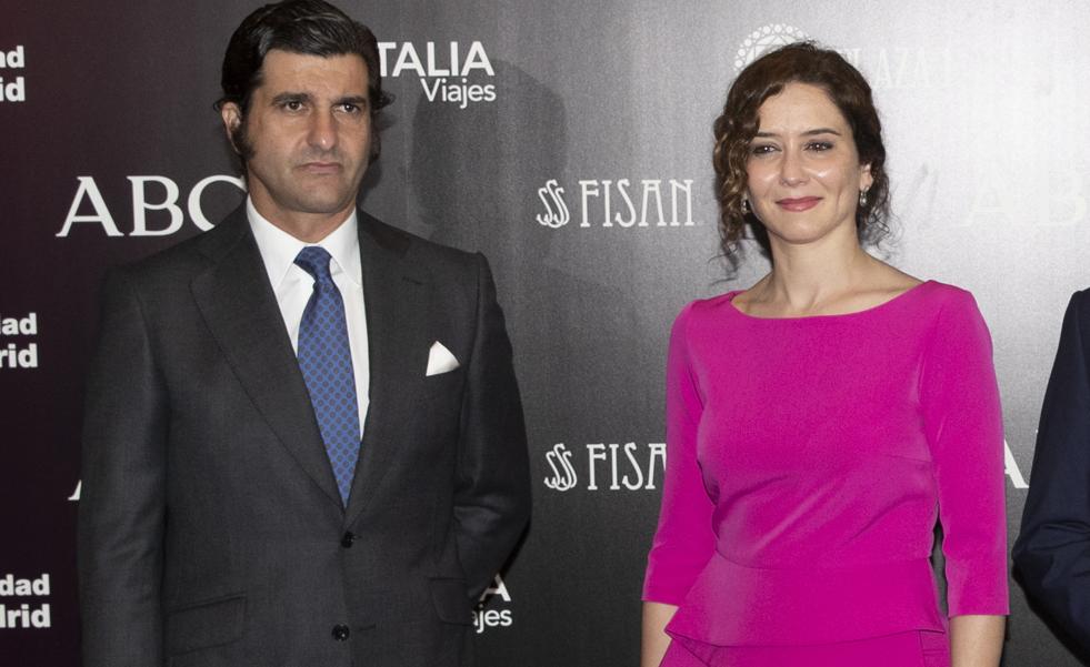 Isabel Díaz Ayuso arrasa con un vestido fucsia veraniego muy favorecedor que estiliza la silueta y puedes copiar en Mango súper barato