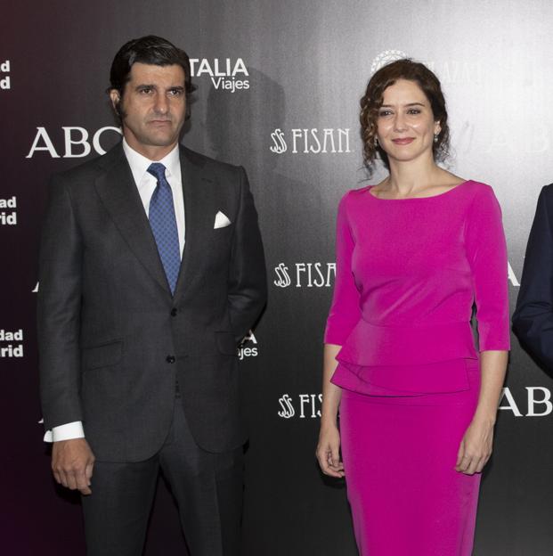 Isabel Díaz Ayuso arrasa con un vestido fucsia veraniego muy favorecedor que estiliza la silueta y puedes copiar en Mango súper barato