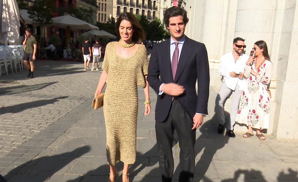 El precioso vestido midi de punto dorado que ha llevado Sofía Palazuelo a la ópera lo puedes copiar en Zara (y nos hace soñar con noches de verano)