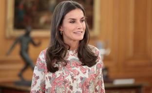 Blusa estampada y pantalones culotte blancos: así es el look low cost, cómodo y fresquito que ha estrenado la reina Letizia