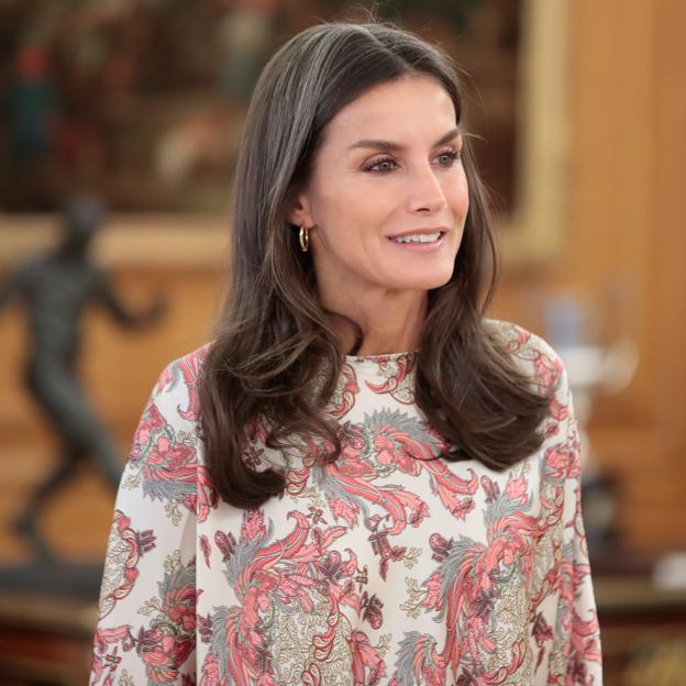 Blusa estampada y pantalones culotte blancos: así es el look low cost, cómodo y fresquito que ha estrenado la reina Letizia