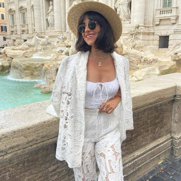 Las famosas dicen que este es el vestido blanco que rejuvenece a los 40: cómodo, ponible y muy favorecedor