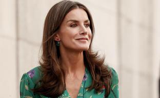 El ligero pero super favorecedor cambio de look de la reina Letizia: un corte de pelo a capas que rejuvenece muchísimo a partir de los 40