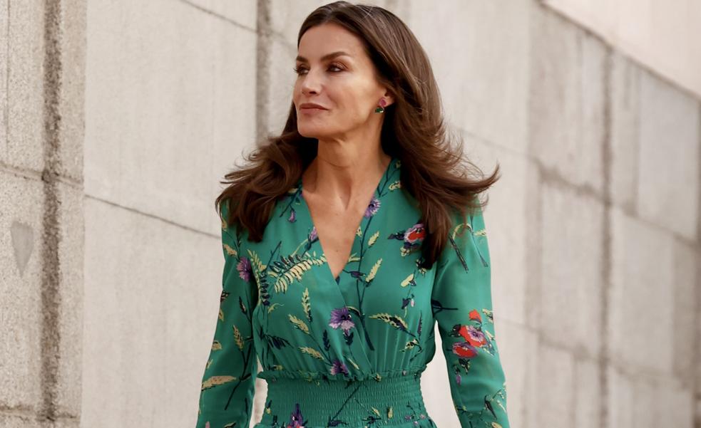 La reina Letizia recupera su vestido midi favorito: así es el diseño verde de una firma francesa que se puede copiar en Zara