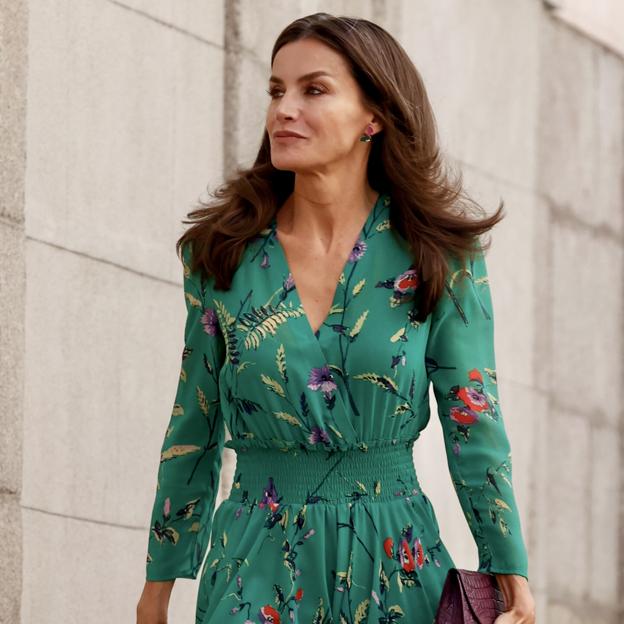 La reina Letizia recupera su vestido midi favorito: así es el diseño verde de una firma francesa que se puede copiar en Zara