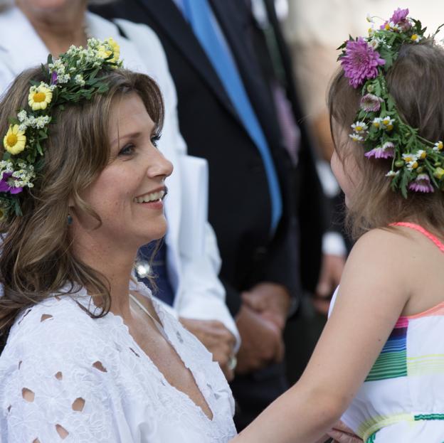 Marta Luisa de Noruega ha sido siempre una princesa polémica. Si quieres conocer el estilo de otra princesa rebelde, Carlota Casirahgi, pincha en la imagen. 