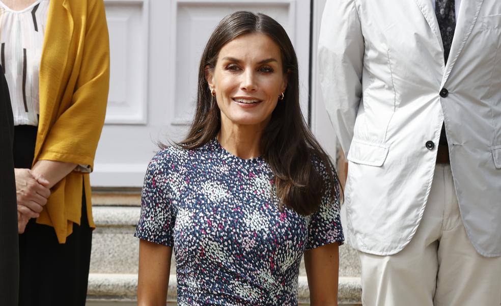 La reina Letizia presume de tipazo con un bonito vestido midi estampado que puedes comprar en el Mango