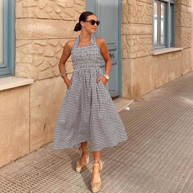 Este es el irresistible vestido midi de vichy más cómodo, ponible y favorecedor que ha conquistado a las influencers este verano
