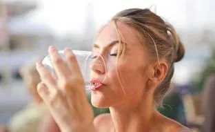 Los beneficios de tomar agua en ayunas: de acelerar el metabolismo a ayudarte a eliminar toxinas