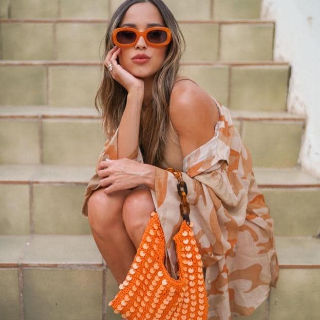 El look Parfois kimono, sandalias planas y bolso de lentejuelas que vas a querer copiar este verano | Mujer Hoy