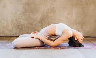 Matsyasana, la postura de yoga del pez que alivia los dolores de cuello y cervicales y estira la espalda