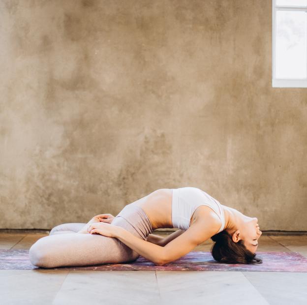 Matsyasana, la postura de yoga del pez que alivia los dolores de cuello y cervicales y estira la espalda