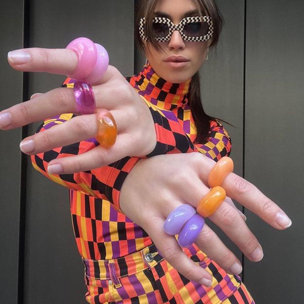 Anillos de resina, la tendencia que va a arrasar este verano porque rejuvenece a los 30
