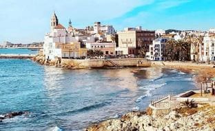 Escápate a Sitges para vivir las hogueras de San Juan en la playa al más puro estilo mediterráneo