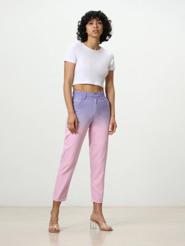 Los vaqueros estampados más bonitos que comprarás rebajados y son ideales para rejuvenecer el look