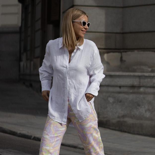 Los originales pantalones vaqueros estampados de Mango que no puedes dejar escapar y que quedan bien con sandalias y mocasines