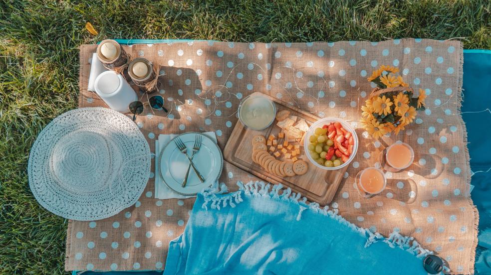 Hacer un picnic o comer cuando te vas a la playa o de acampada no tiene por qué ser aburrido