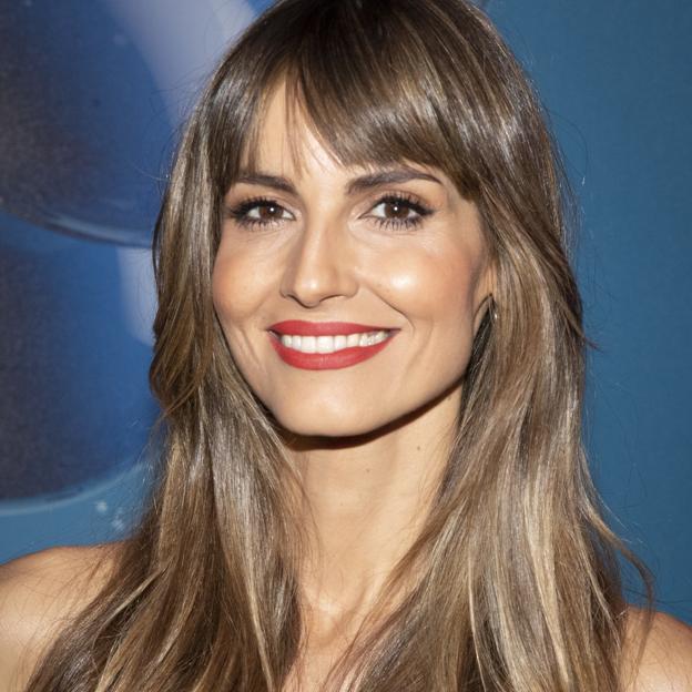 El truco de las famosas para cortarse el flequillo en casa: así lo hace Ariadne Artiles para conseguir un cambio de look rejuvenecedor sin ir a la peluquería