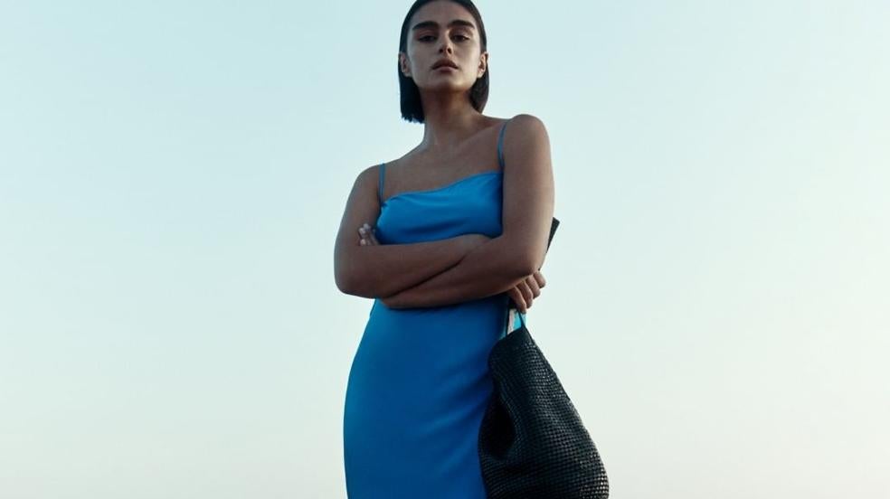 Este pantalón fluido de Massimo Dutti es perfecto para tus noches de verano porque es elegante, sienta bien a todo tipo de figuras y potencia el bronceado