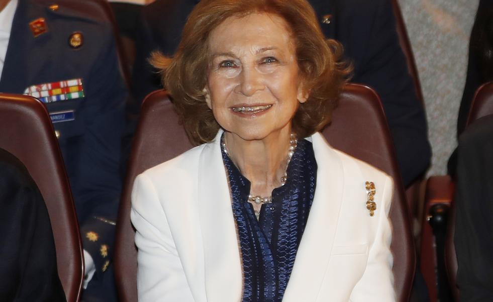 Así es el look de la reina Sofía con truco low cost: la blazer blanca más elegante que está en las rebajas de Zaran (y le ha copiado la infanta Elena)