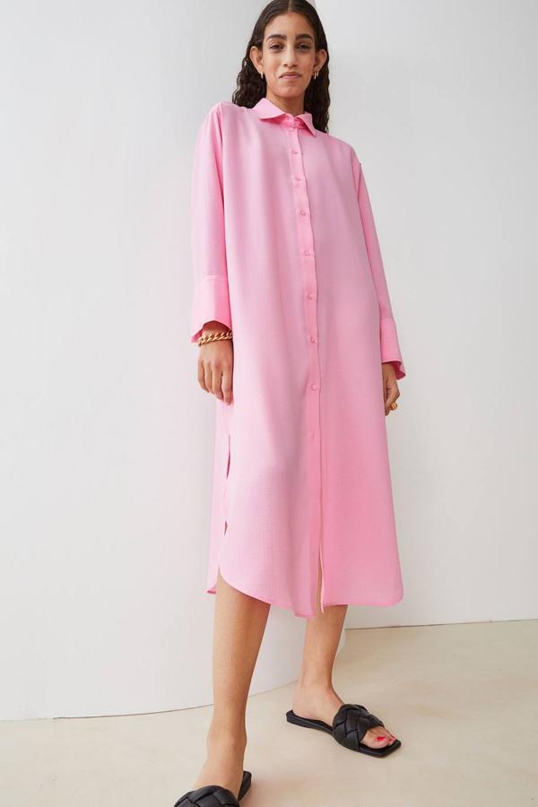 La tendencia del verano más favorecedora es el vestido rosa y los más bonitos están en H&M (que también puedes comprar rebajados)