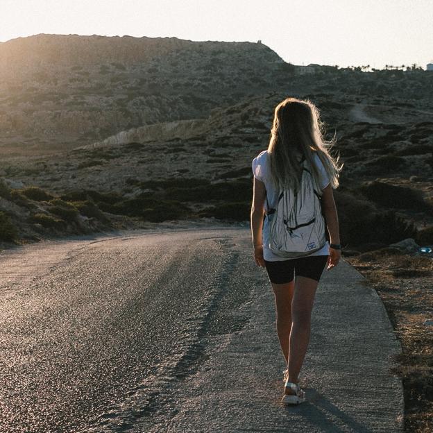 Los beneficios de andar una hora al día a partir de los 50: adelgaza, acelera el metabolismo y mejora tu forma física