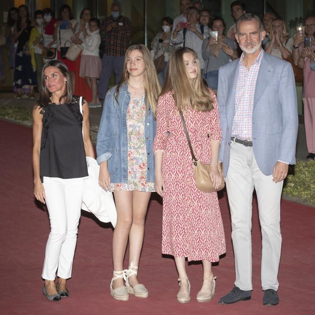 Los reyes, la princesa Leonor y la infanta Sofía en el teatro.