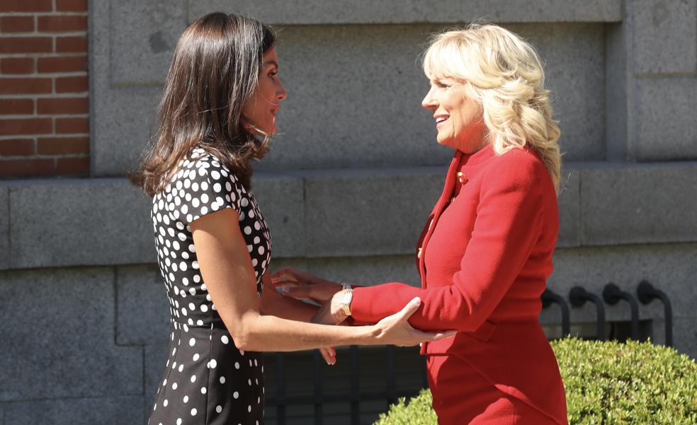 La reina Letizia estrena un original y favorecedor vestido de lunares made in Spain para recibir Jill Biden que puedes copiar en el low cost