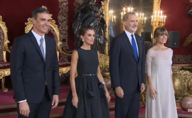 Los reyes Felipe VI y Letizia, junto al presidente del Gobierno Pedro Sánchez y su esposa, Begoña Gómez.