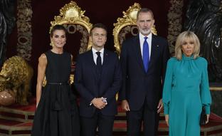 El sobrio y espectacular vestido negro de la reina Letizia en la cena de la cumbre de la OTAN se suma al tono de preocupación: no es momento de fiestas