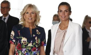 Un traje que puedes comprar en Zara y un vestido de flores, así ha sido el segundo duelo de estilo entre la reina Letizia y Jill Biden