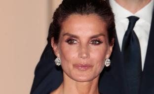 El moño de Letizia que roza la perfección y un maquillaje en rosa que abre y rejuvenece la mirada con el que ha deslumbrado a todos en la cena de la cumbre de la OTAN