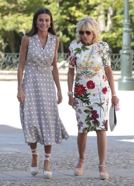 La reina Letizia junto a Jill Biden. / GTRES