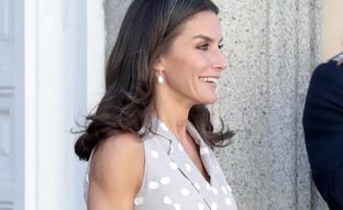 La reina Letizia estrena su mejor look de verano: un vestido de lunares favorecedor y unas alpargatas de cuña muy cómodas