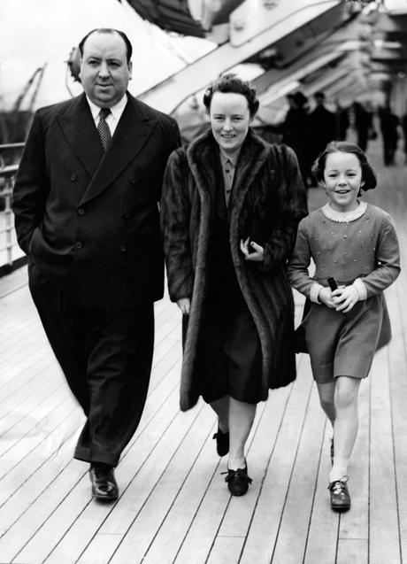 El matrimonio junto a su hija, Pat, a bordo del Queen Mary, en el puerto de Southhampton con rumbo a EE.UU., en 1939