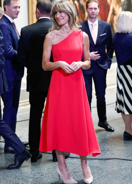 Begoña Gómez con un vestido rojo de Marcos Luengo. / GTRES