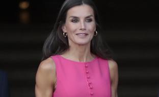 El precioso vestido rosa de la reina Letizia que puedes comprar por menos de 20 euros: favorece, es tendencia y está idéntico en Zara