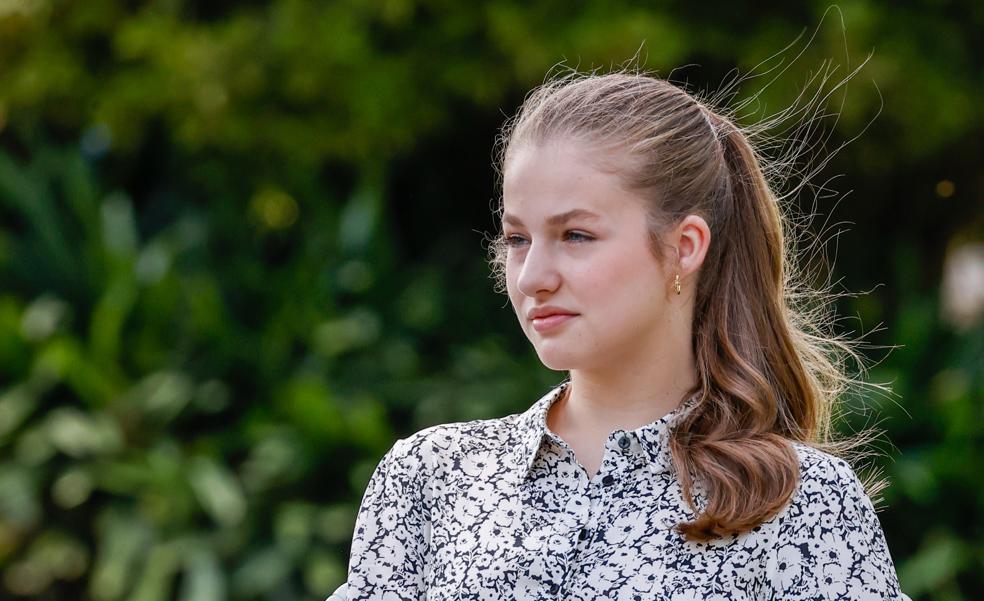 La princesa Leonor triunfa con un look a juego con el de la infanta Sofía: vestido camisero estampado y las alpargatas con cuña más elegantes