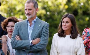 La reina Letizia estrena el vestido blanco que mejor sienta: muy cómodo, fresquito y disponible en las rebajas de Zara