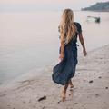 Caminar por la playa solo tiene beneficios a partir de los 50 años: quema calorías, ayuda a perder peso y tonifica los músculos