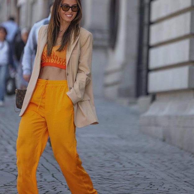 Este es el bonito y comodísimo pantalón naranja superventas que tienes que comprar estas rebajas, palabra de influencer