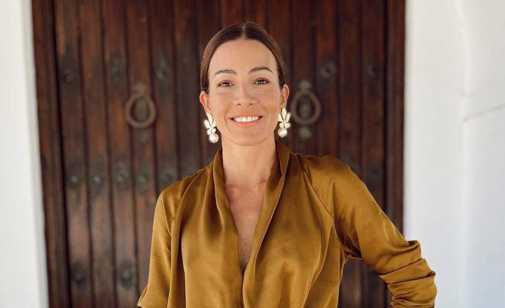 El favorecedor look de invitada de Virginia Troconis que está triunfando en Instagram: un conjunto de dos piezas (blusa y falda) de acabado satinado y color bronce