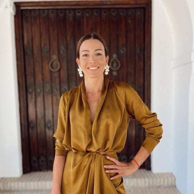 El favorecedor look de invitada de Virginia Troconis que está triunfando en Instagram: un conjunto de dos piezas (blusa y falda) de acabado satinado y color bronce